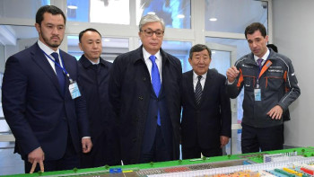 Фотография к новости: Қазақстан Президенті «СарыарқаАвтоПром» жауапкершілігі шектеулі серіктестігіне барды