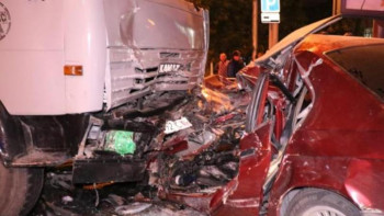 Фотография к новости: Алматыда BMW мен жүк көлігі соғысып, 2 адам ауыр халде ауруханаға жеткізілді