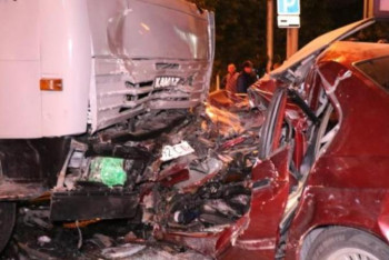 Фотография к новости: Алматыда BMW мен жүк көлігі соғысып, 2 адам ауыр халде ауруханаға жеткізілді