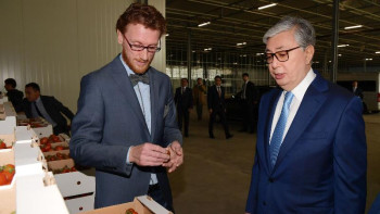 Фотография к новости: Қазақстан Президенті Ақтөбе облысындағы жылыжай кешеніне барды