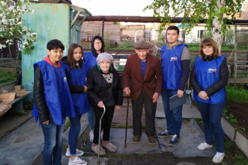 Фотография к новости: Еріктілер тыл еңбеккерлеріне қамқорлық көрсетуде