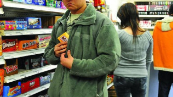 Фотография к новости: Дүкенде ұрлық жасауға әрекеттенгендер енді жауапкершілікке тартылады