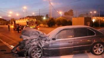 Фотография к новости: Алматыда BMW бензин тасымалдайтын көлікпен соғысты