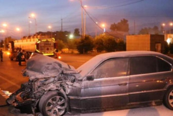 Фотография к новости: Алматыда BMW бензин тасымалдайтын көлікпен соғысты