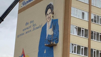 Фотография к новости: Ақтөбедегі үй қабырғасында Димаш Құдайбергеннің суреті пайда болды