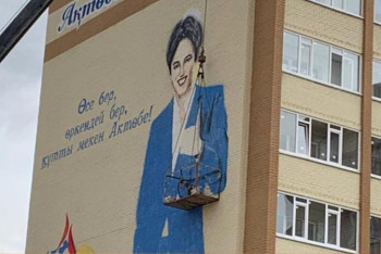 Фотография к новости: Ақтөбедегі үй қабырғасында Димаш Құдайбергеннің суреті пайда болды