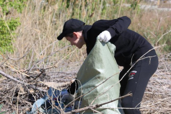 Фотография к новости: Елорда тұрғындары Сарыбұлақ өзенінің жағасын тазалады 