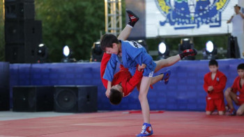 Фотография к новости: Атырауда жауынгерлік өнер фестивалі 10 мыңға жуық көрермен жинады