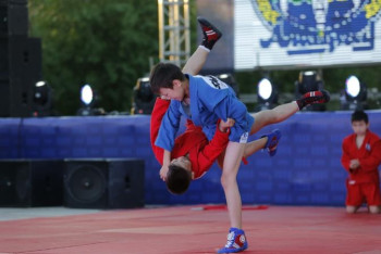 Фотография к новости: Атырауда жауынгерлік өнер фестивалі 10 мыңға жуық көрермен жинады