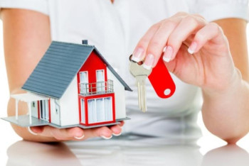 Фотография к новости: Түркістан облысының түлектері көпбалалы анаға пәтер сыйлады