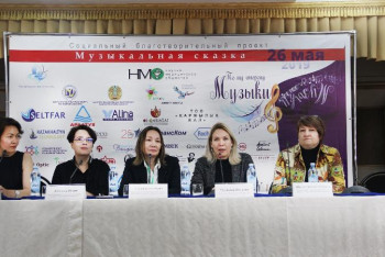 Фотография к новости: Алматыда арт-терапия жобасы аясында қайырымдылық спектаклі өтті