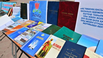 Фотография к новости: «Әдеби көшелер» кітап оқуға шақырады