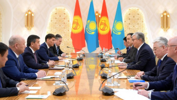 Фотография к новости: Жээнбеков Тоқаевты өз еліне сапармен келуге шақырды