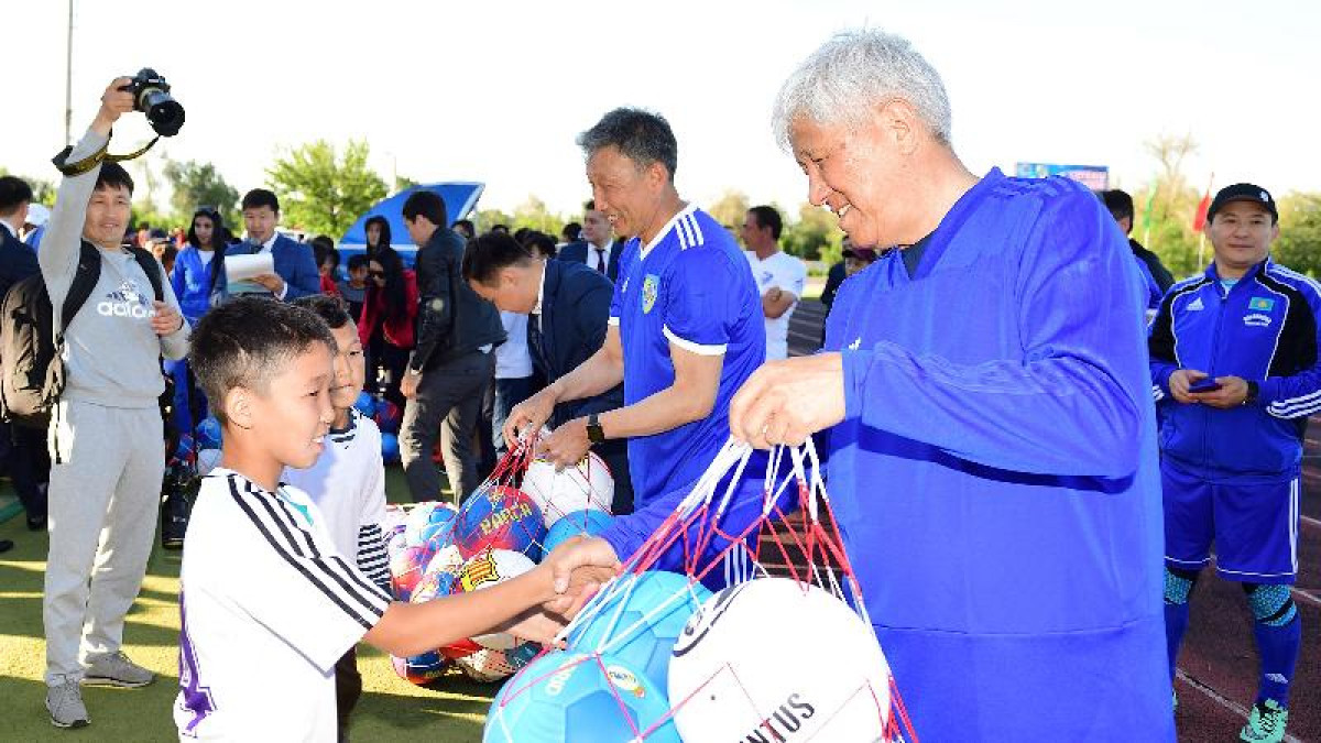 Талдықорған қаласындағы аулалық футбол клубтарына 1000 доп таратылды