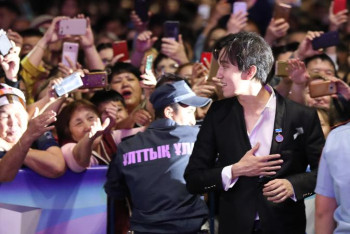 Фотография к новости: Ақтөбенің 150 жылдық мерейтойында Димаш Құдайбергенов өнер көрсетті