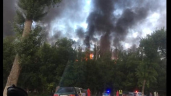 Фотография к новости:  ﻿Таразда бес қабатты үй өртеніп жатыр