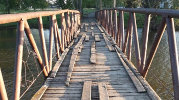 Фотография к новости: Шекарашы суға батып бара жатқан әйел мен баланы құтқарды