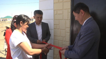 Фотография к новости: Атыраулықтар жалғыз басты анаға үй салып берді