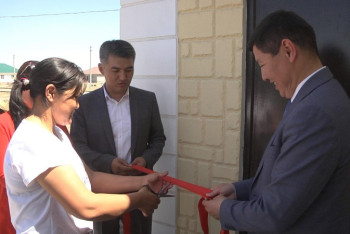 Атыраулықтар жалғыз басты анаға үй салып берді