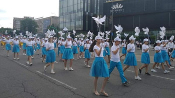Фотография к новости: Балалар күні. Шымкентте жас музыканттар шеруіне 10 мың адам қатысты