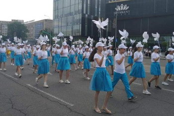 Фотография к новости: Балалар күні. Шымкентте жас музыканттар шеруіне 10 мың адам қатысты