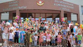 Фотография к новости: Әскерилер балаларға ұмытылмас﻿ мереке сыйлады