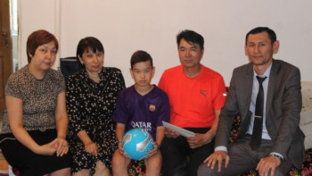 Фотография к новости: Балалар күні қарсаңында сот қызметкерлері көпбалалы отбасыға барды