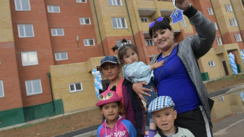 Фотография к новости: Екібастұзға қоныс аударған көпбалалы отбасыларға пәтер кілттері табыс етілді