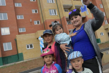 Фотография к новости: Екібастұзға қоныс аударған көпбалалы отбасыларға пәтер кілттері табыс етілді