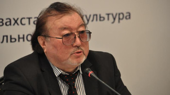 Фотография к новости: Ұлықбек Есдәулет: Қытайдағы қандастардың әдебиеті бізге жетпей отыр