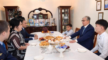 Фотография к новости: Тоқаев Халық қаһарманы Ғазиз Байтасовтың отбасында болды