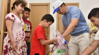 Әкім баспаналы болған аналарға базарлық алып барды