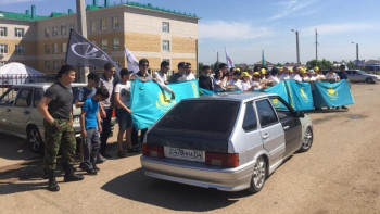 Фотография к новости: Ақтөбелік жастар рәміздер күніне орай автошеру ұйымдастырды