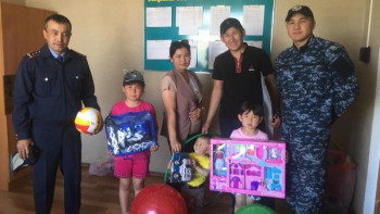 Фотография к новости: Қарағандылық полицейлер көпбалалы отбасыларға сыйлықтар табыс етті