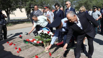 Фотография к новости: Ақтөбеліктер лаңкестік шабуылда қаза тапқан әскери қызметшілерді еске алды