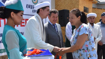 Фотография к новости: Қазалы ауданында тұрмысы төмен 5 отбасыға пәтер берілді