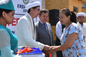 Фотография к новости: Қазалы ауданында тұрмысы төмен 5 отбасыға пәтер берілді