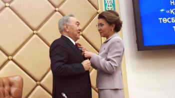 Фотография к новости: Дариға Назарбаева Елбасыға «Құрметті Сенатор» төсбелгісін табыстады