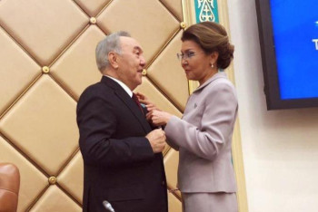 Фотография к новости: Дариға Назарбаева Елбасыға «Құрметті Сенатор» төсбелгісін табыстады