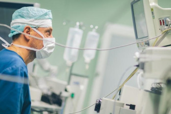 Фотография к новости: АҚШ-та дәрігер 25 науқастың өліміне кінәлі деп айыпталуда 