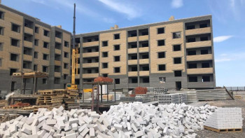 Фотография к новости: Ақтөбеде көпбалалы аналарға үй салынып жатыр