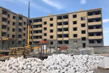 Фотография к новости: Ақтөбеде көпбалалы аналарға үй салынып жатыр