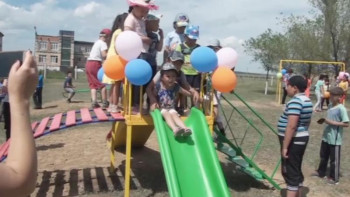 Фотография к новости: Қарқаралылық түлектер балаларға ойын алаңын сыйлады