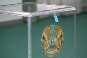 Фотография к новости: Денсаулығына байланысты учаскеге бара алмайтын ақтөбеліктер үйлерінен дауыс берді