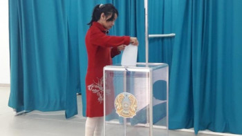 Фотография к новости: Ақтөбеде өзге өңірдің азаматтары дауыс беріп жатыр