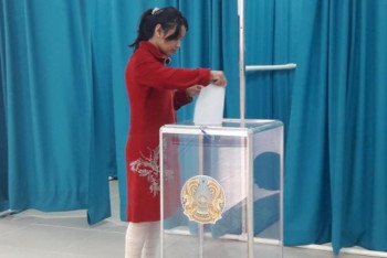 Фотография к новости: Ақтөбеде өзге өңірдің азаматтары дауыс беріп жатыр