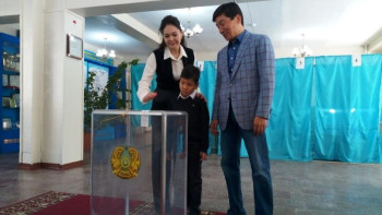 Фотография к новости: Бауыржан Байбек дауыс беруге отбасымен келді