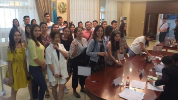 Фотография к новости: Бейжіңде дауыс беріп жатқан студенттер көп