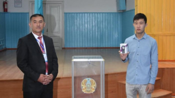 Фотография к новости: Қазалыда жас сайлаушыға ұялы телефон сыйлады