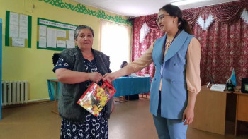 Фотография к новости: Қарағандыда дауыс беруге келген ауыл тұрғындарына сыйлық берілді